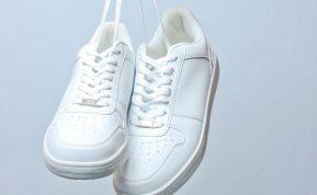 Kaip išvengti baltų sportbačių pageltimo ir kaip juos išbalinti namų sąlygomis?