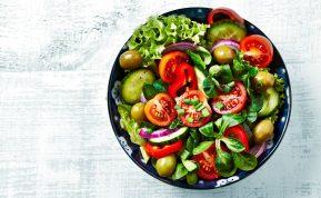 Kaip išvengti per daug kalorijų salotose: svarbiausia klaida, kurią dažnai darome