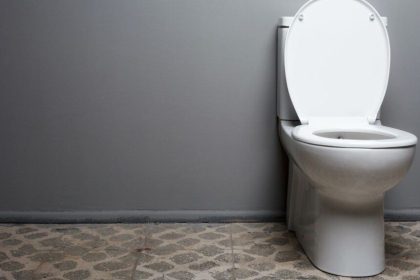 Kaip natūraliai pašalinti nemalonų kvapą vonioje