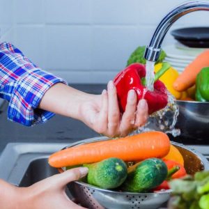Kaip tinkamai plauti vaisius ir daržoves: patarimai
