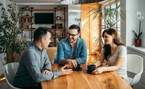 Karpmano dramos trikampis: kaip atpažinti destruktyvius vaidmenis santykiuose?