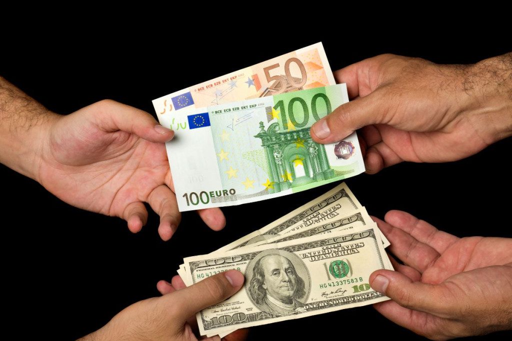 Kelionių mitai: Geriausia valiutą išsikeisti dar namuose