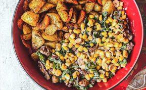 Keptų bulvių salotos su kukurūzais ir saulėje džiovintais pomidorais