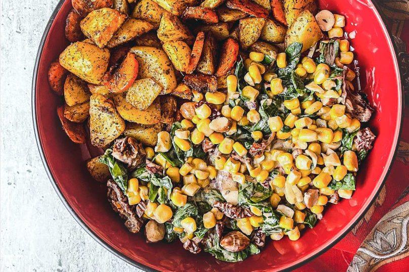 Keptų bulvių salotos su kukurūzais ir saulėje džiovintais pomidorais