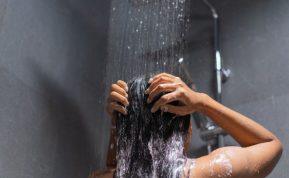 Kietas vanduo kenkia plaukams: kaip juos išsaugoti?