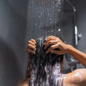 Kietas vanduo kenkia plaukams: kaip juos išsaugoti?
