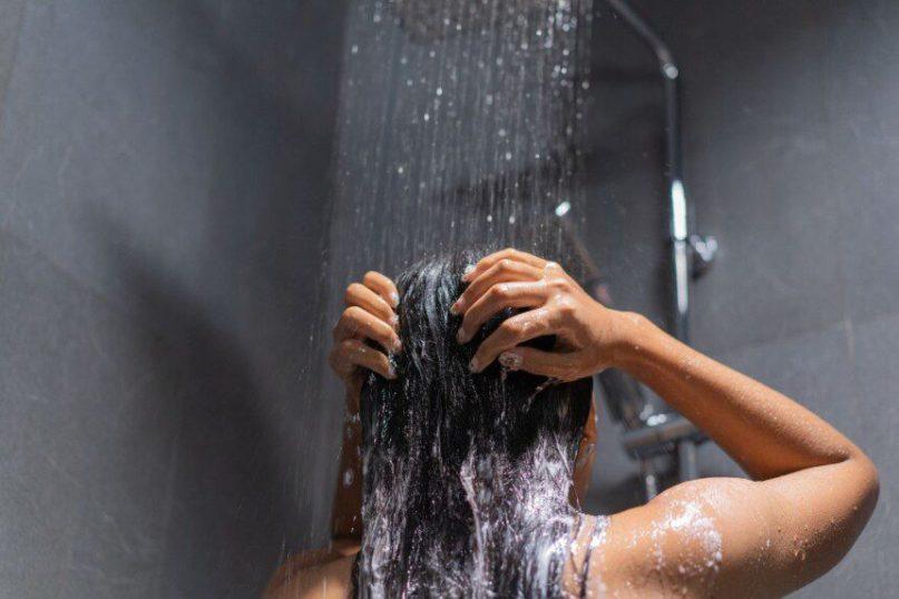 Kietas vanduo kenkia plaukams: kaip juos išsaugoti?