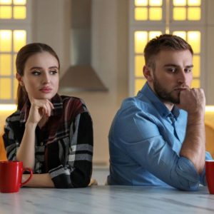 Kodėl jaučiamės vieniši net būdami santykiuose – ir kaip tai pakeisti?