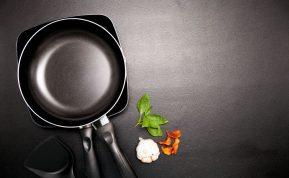 Kodėl nereikėtų valyti keptuvės druska: modernių indų priežiūros taisyklės