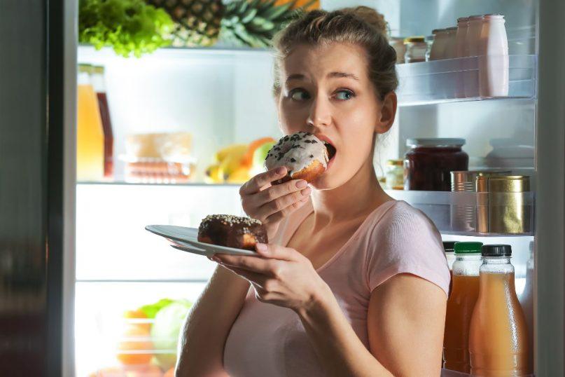 Kodėl stresas skatina rinktis kaloringą maistą: mokslininkų paaiškinimas