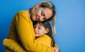 Kodėl verta dažniau apkabinti artimuosius: nauda emocinei ir fizinei sveikatai