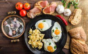 Kodėl verta dieną pradėti nuo baltymais turtingų pusryčių?