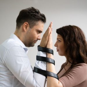 Kopriklausomybė santykiuose: kaip atpažinti ir įveikti?