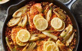 Lašiša su pankoliais ir saulėje džiovintų pomidorų kuskusu