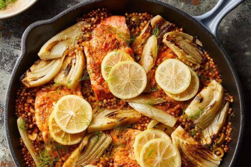 Lašiša su pankoliais ir saulėje džiovintų pomidorų kuskusu