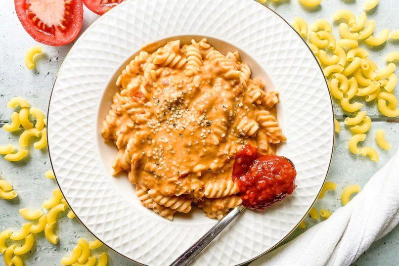 Makaronai su pupelių ir saulėje džiovintų pomidorų padažu