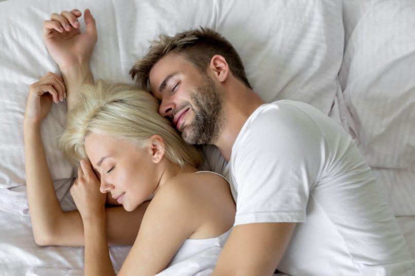 Miegas poroje: kaip rasti balansą tarp artumo ir kokybiško poilsio