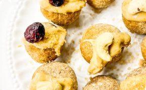 Migdolų rutuliukai su traškiu riešutų sviestu