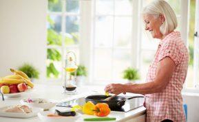 Mityba menopauzės metu: kokie produktai padeda palengvinti simptomus?