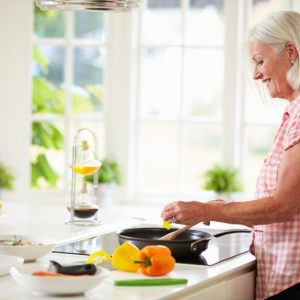 Mityba menopauzės metu: kokie produktai padeda palengvinti simptomus?