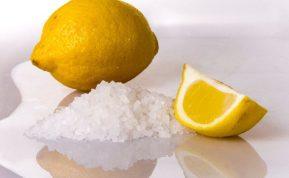 Močiutės išmintis: kaip citrina ir druska gali pakeisti jūsų namų valymą
