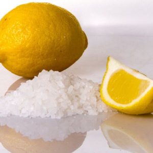 Močiutės išmintis: kaip citrina ir druska gali pakeisti jūsų namų valymą