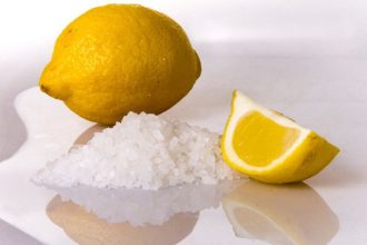 Močiutės išmintis: kaip citrina ir druska gali pakeisti jūsų namų valymą