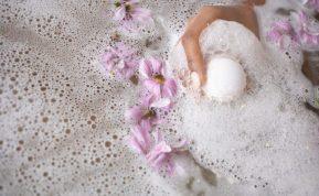 Natūrali vonios putų alternatyva: kaip pasigaminti namuose