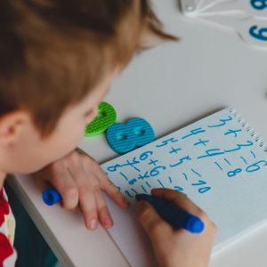 Netikėta pagalba padėjo berniukui išspręsti matematikos namų darbus