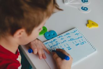 Netikėta pagalba padėjo berniukui išspręsti matematikos namų darbus
