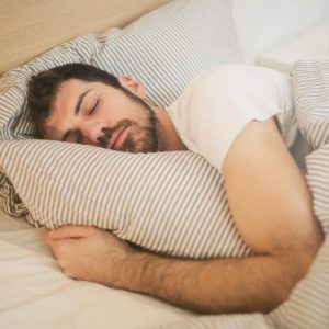 Norite geriau išsimiegoti? Ekspertai pataria valgyti šį vaisių prieš miegą