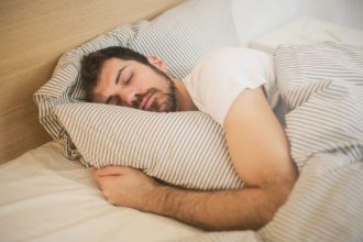 Norite geriau išsimiegoti? Ekspertai pataria valgyti šį vaisių prieš miegą
