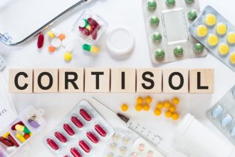 Padidėjęs kortizolio kiekis: simptomai, pavojai ir kaip su tuo susitvarkyti
