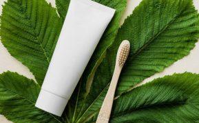 Pavojai, slypintys dantų pastoje: ką verta žinoti apie kasdienį įprotį?