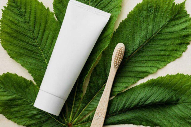 Pavojai, slypintys dantų pastoje: ką verta žinoti apie kasdienį įprotį?