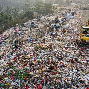 Plastiko taršos revoliucija: nauja technologija paverčia atliekas vertingu kuru