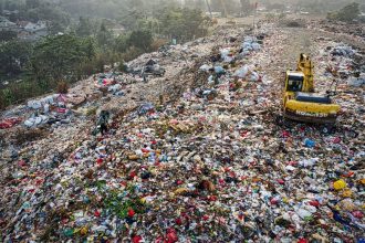 Plastiko taršos revoliucija: nauja technologija paverčia atliekas vertingu kuru