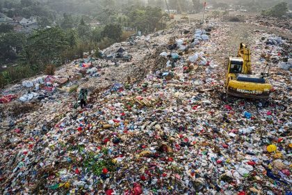 Plastiko taršos revoliucija: nauja technologija paverčia atliekas vertingu kuru