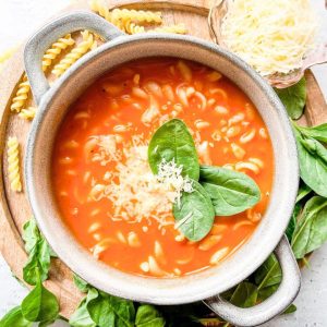 Pomidorinė makaronų sriuba su kokosų pienu