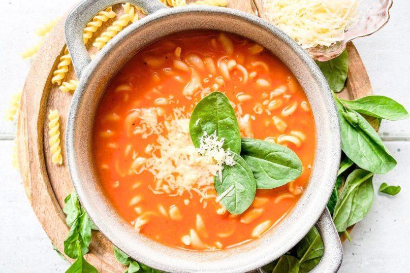 Pomidorinė makaronų sriuba su kokosų pienu