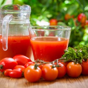 Pomidorų sultys su minkštimu: paprastas būdas gauti du produktus vienu metu