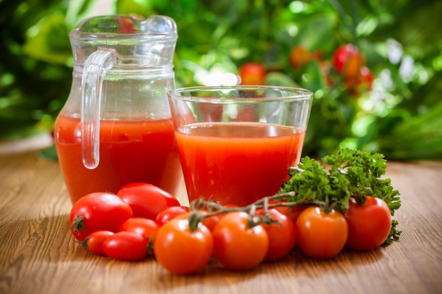 Pomidorų sultys su minkštimu: paprastas būdas gauti du produktus vienu metu