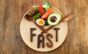 Protarpinis badavimas: nauda ir kam šis mitybos būdas netinka