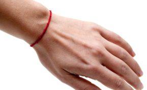 Raudonas siūlas ant riešo: paprastas aksesuaras ar gilios prasmės simbolis?