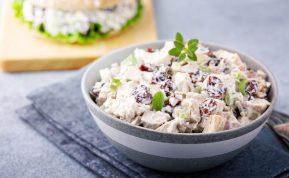 Rūkytos vištienos salotos su džiovintomis spanguolėmis