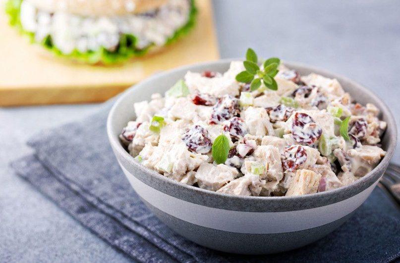 Rūkytos vištienos salotos su džiovintomis spanguolėmis