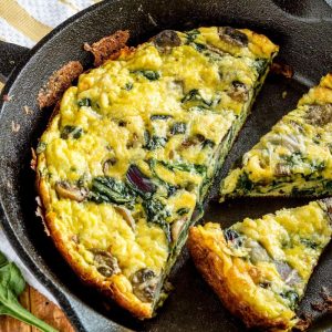 Saldžiųjų bulvių ir špinatų fritata su feta: patiekalas pusryčiams