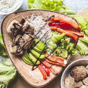 Salotos su traškiais tofu gabalėliais