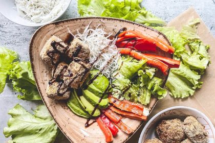 Salotos su traškiais tofu gabalėliais