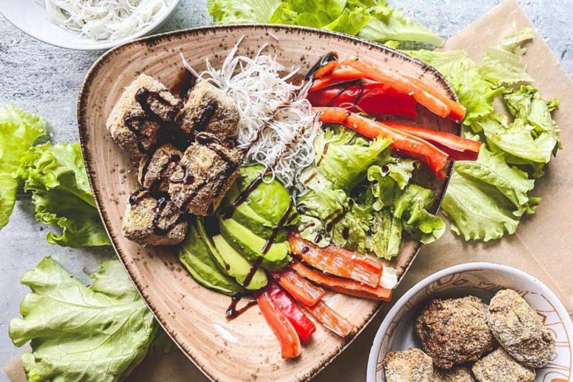 Salotos su traškiais tofu gabalėliais